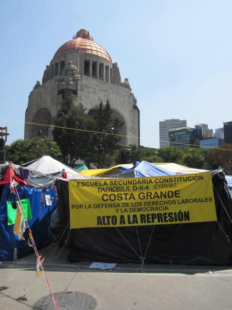 Aan het Monument van de Revolutie in Mexico-stad verblijven leerkrachten al wekenlang in tentenkampen. (foto Richard Stahler-Sholk)